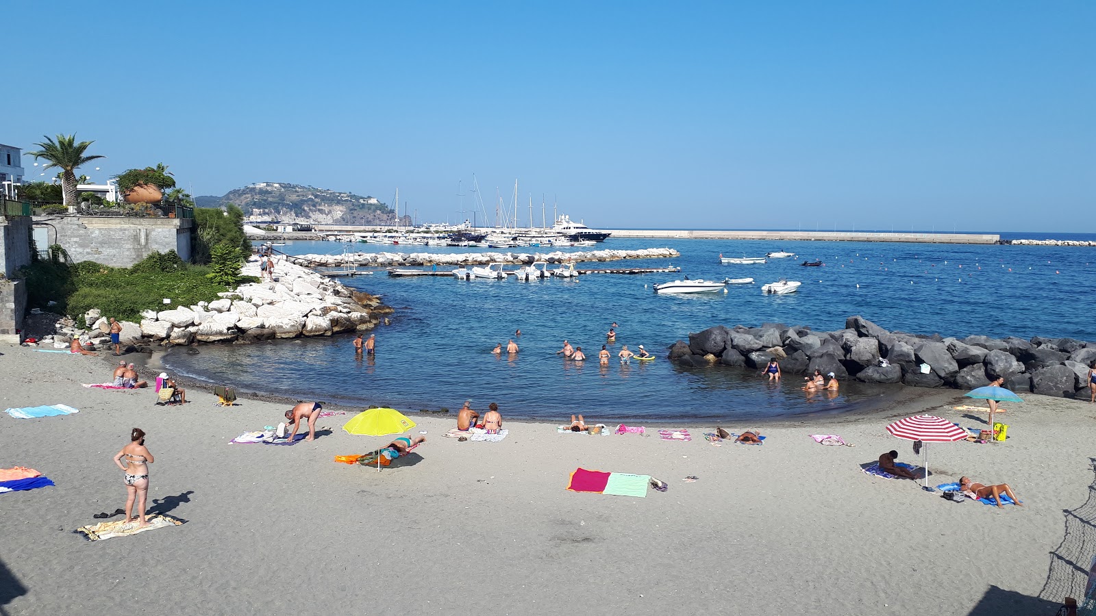 Foto van Spiaggia della Marina met blauw puur water oppervlakte