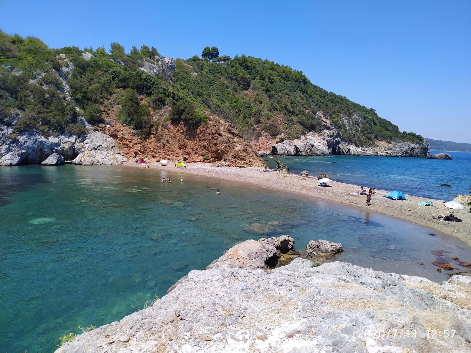Fotografie cu Agios Vasilis beach cu o suprafață de apă verde deschis