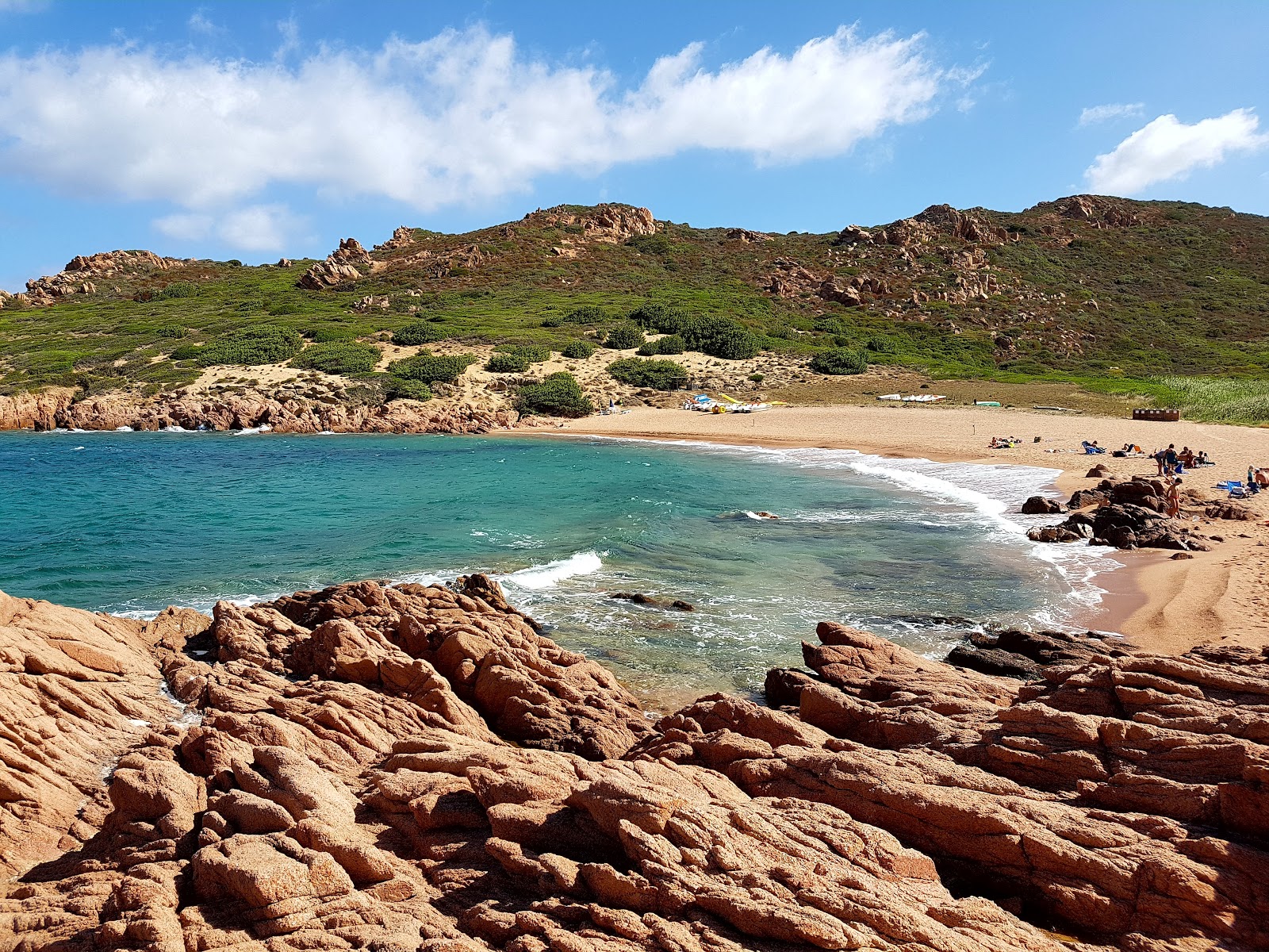 Foto di Cala Sarraina con una superficie del sabbia scura