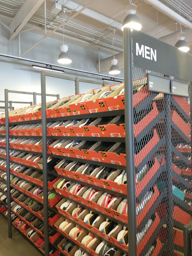 Clothing Store «Nike Factory Store», reviews and photos, 243 Tanger Dr Suite 243, Williamsburg, IA 52361, USA