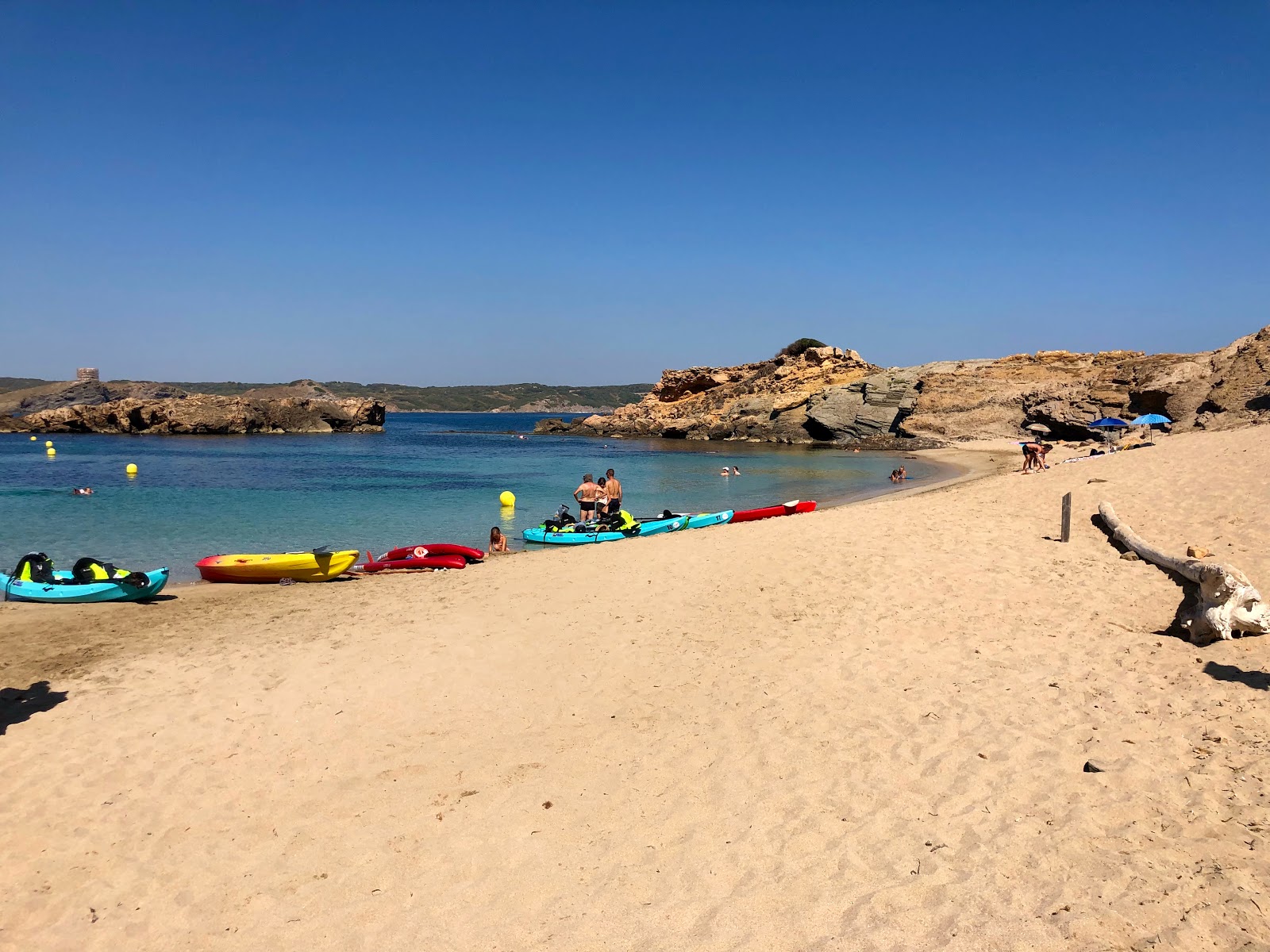 Valokuva Playa Els Tamarellsista. sisältäen pieni lahti