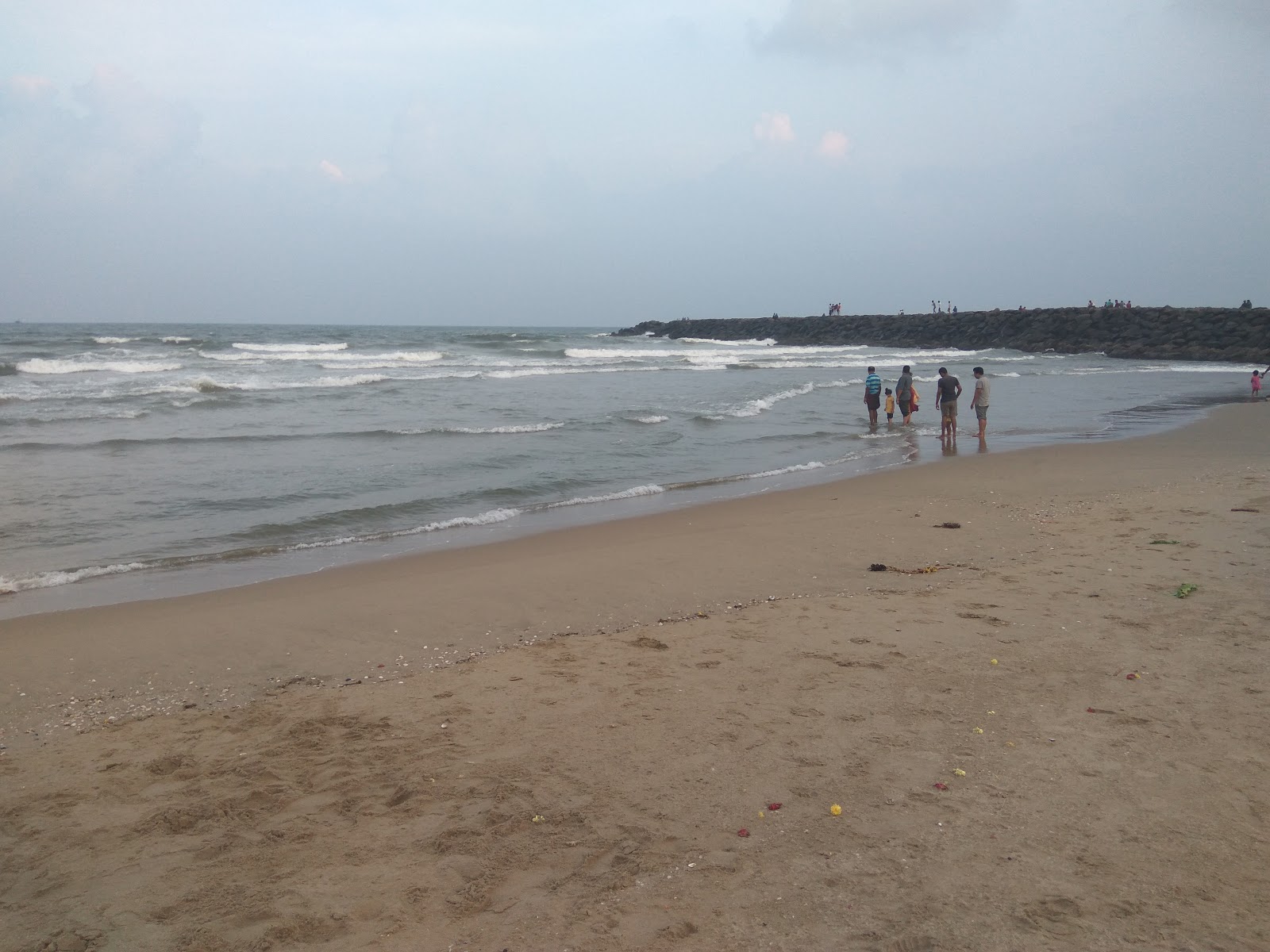 Fotografija Tiruchanankuppam Beach z svetel pesek površino