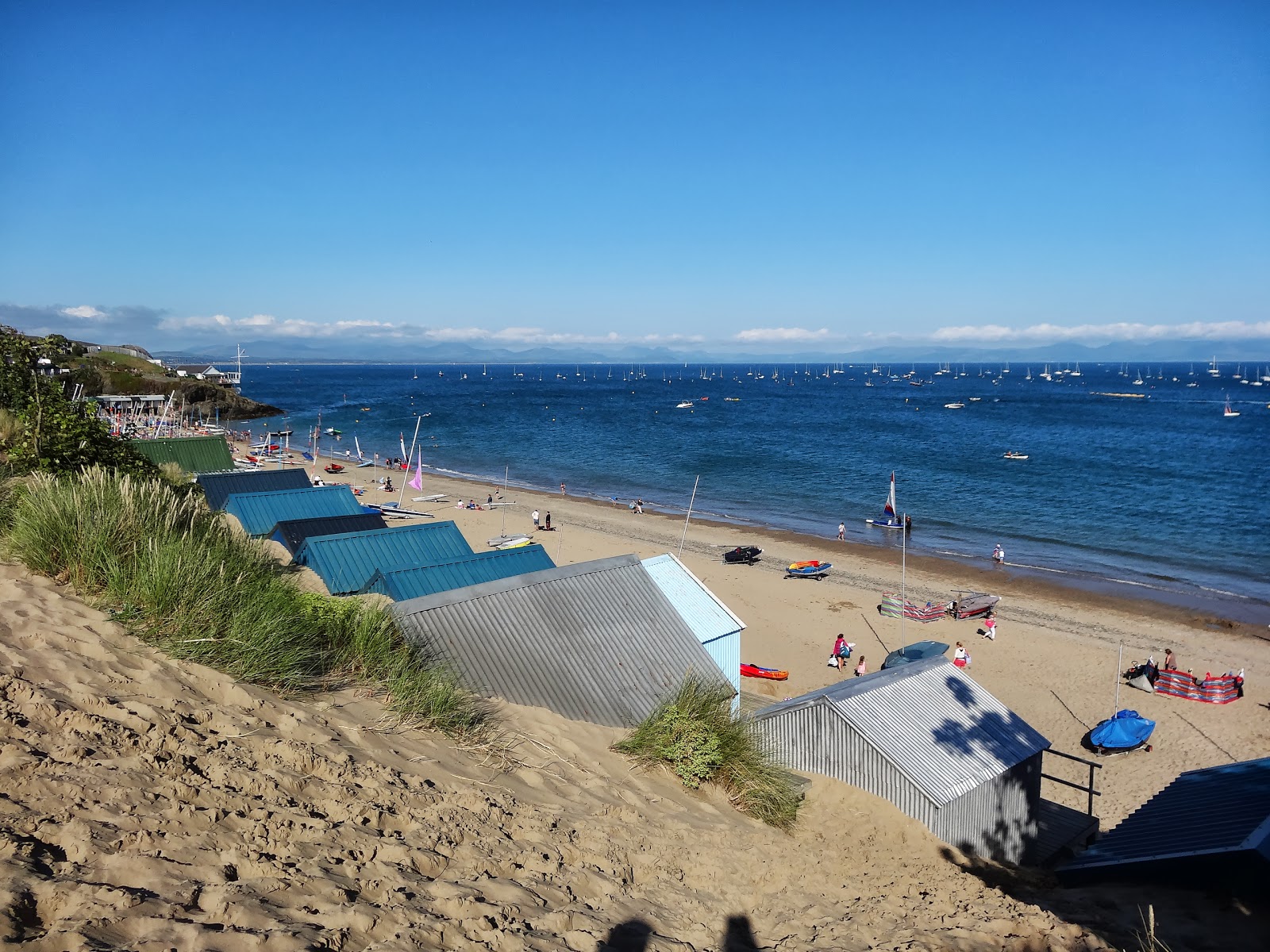 Foto de Abersoch beach - lugar popular entre os apreciadores de relaxamento