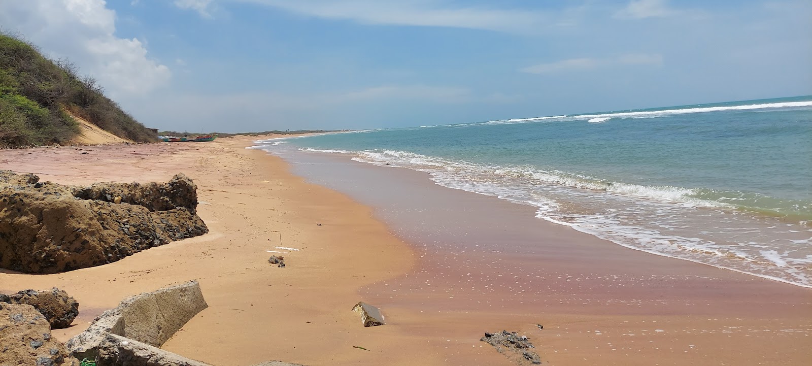 Foto van Kooduthalai beach met ruim strand
