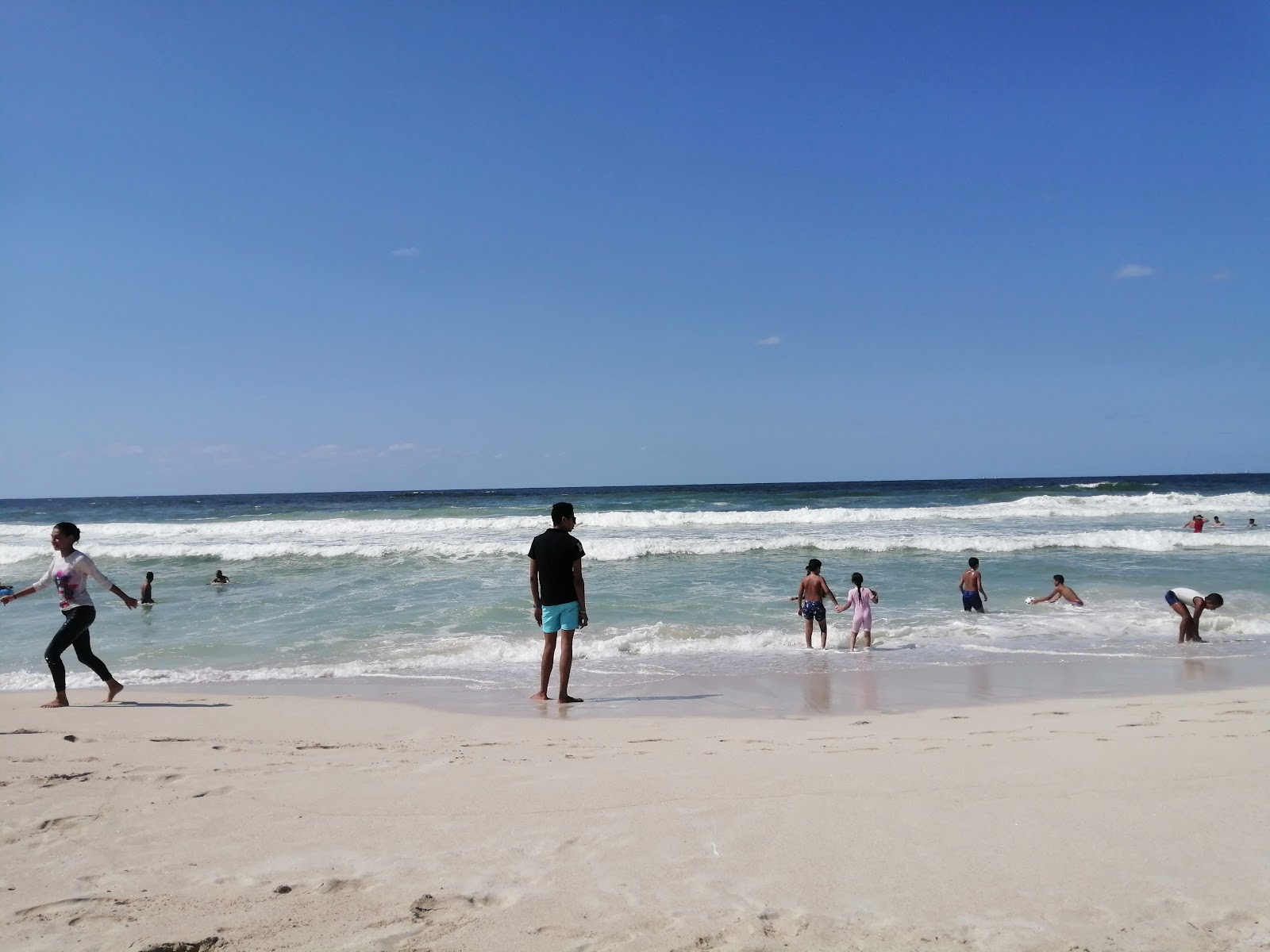 Foto von El Nakheel Beach mit feiner weißer sand Oberfläche