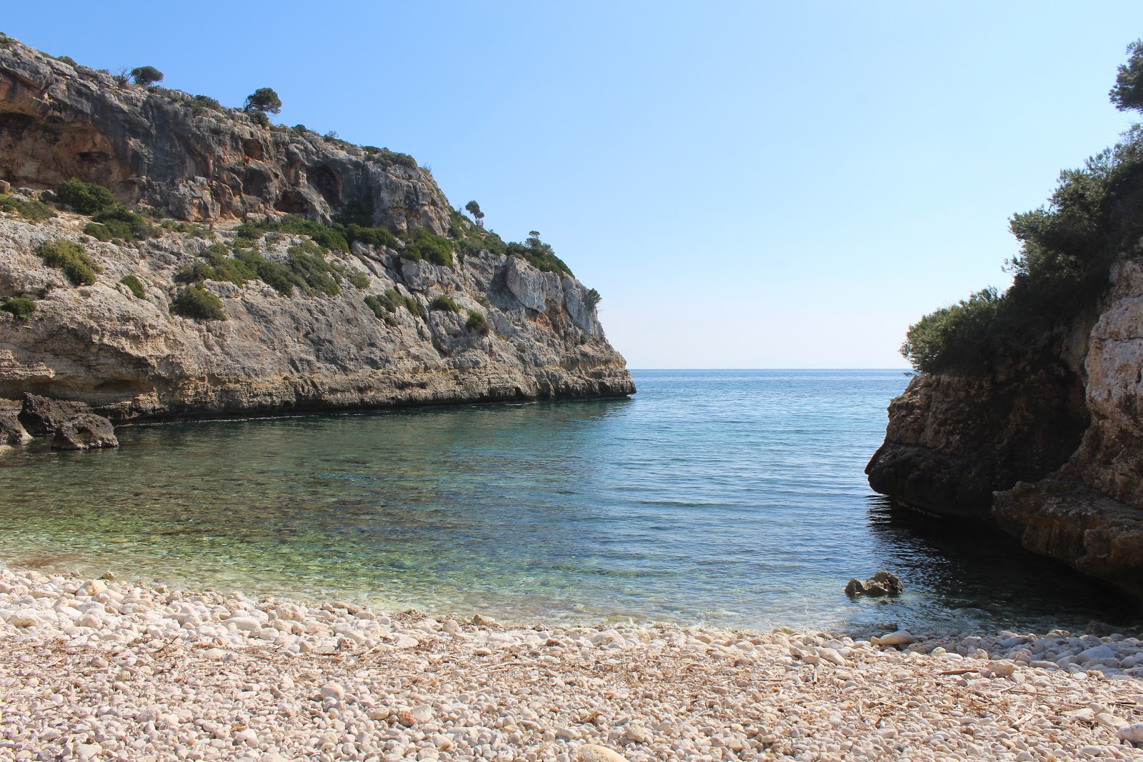 Foto av Cala Bota med liten vik