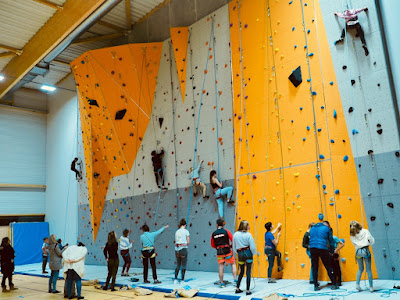Mur d'escalade du gymnase du Bugue à Le Bugue