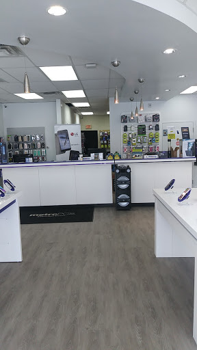 Cell Phone Store «MetroPCS Authorized Dealer», reviews and photos, 1426 Oberlin Ave, Lorain, OH 44052, USA