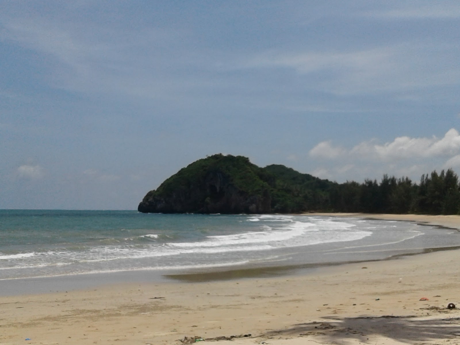 Thung San Beach I的照片 带有碧绿色纯水表面