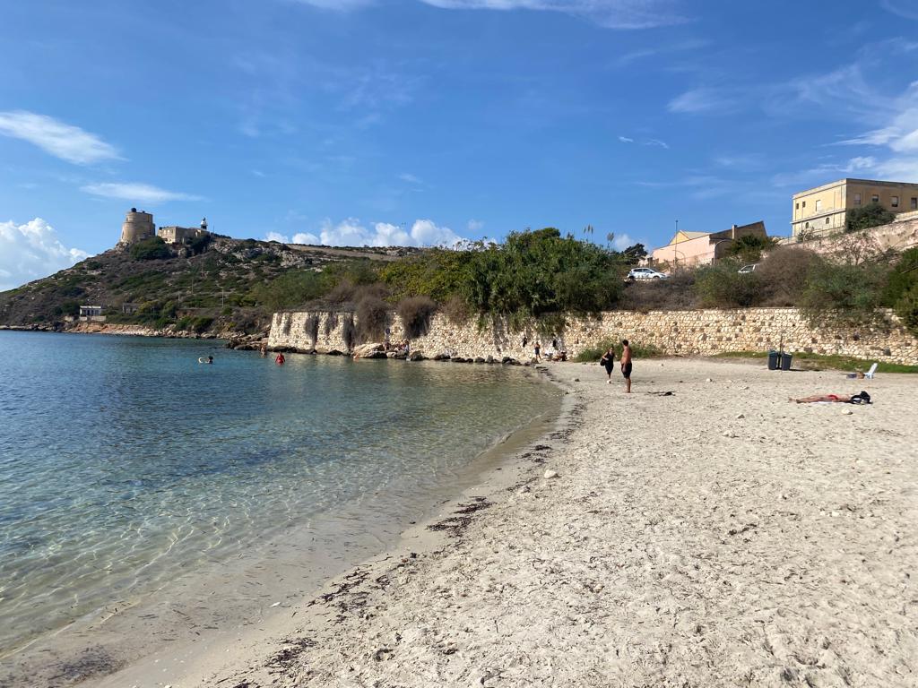 Foto av Calamosca stranden omgiven av berg