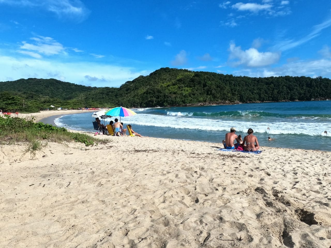 Zdjęcie Praia de Camburi poparte klifami