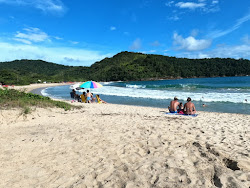 Foto von Praia de Camburi von Klippen umgeben
