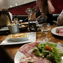 Plats et boissons du Restaurant servant de la raclette Le Refuge Restaurant Savoyard du Vieux Lyon - n°2