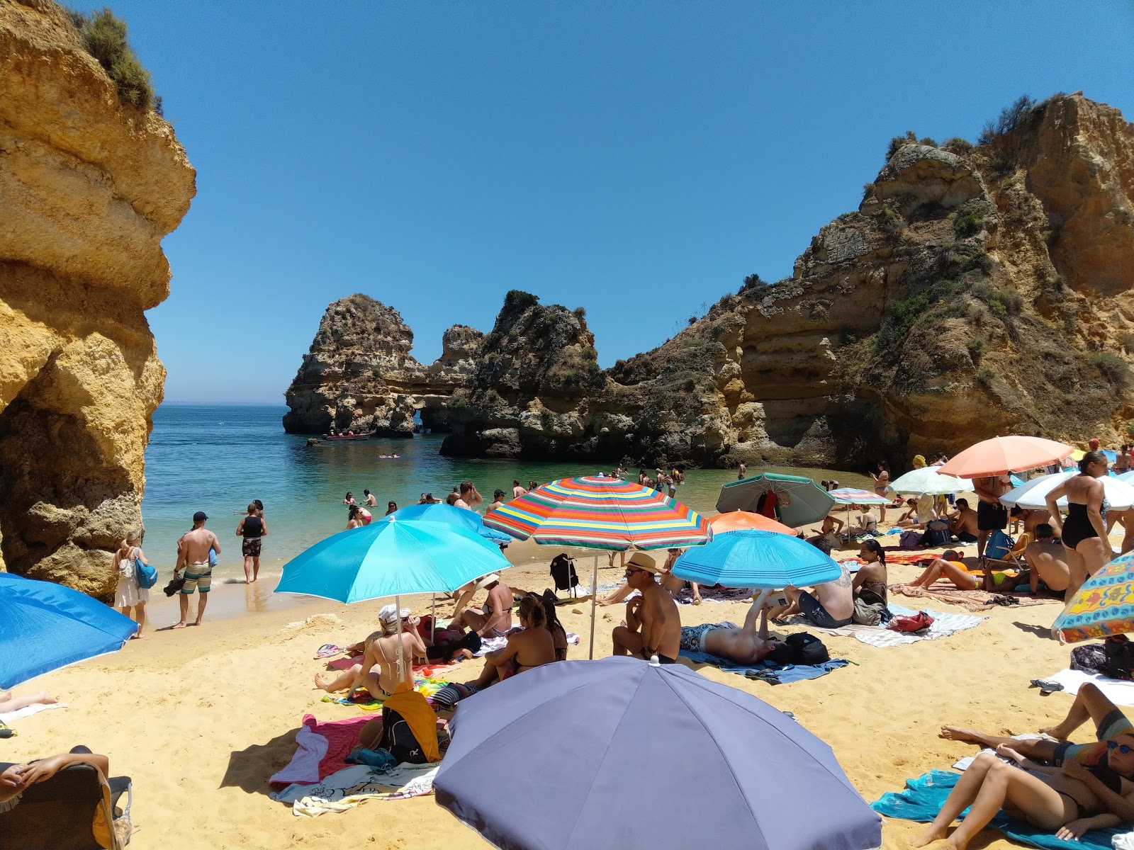 Foto de Praia do Camilo e sua bela paisagem