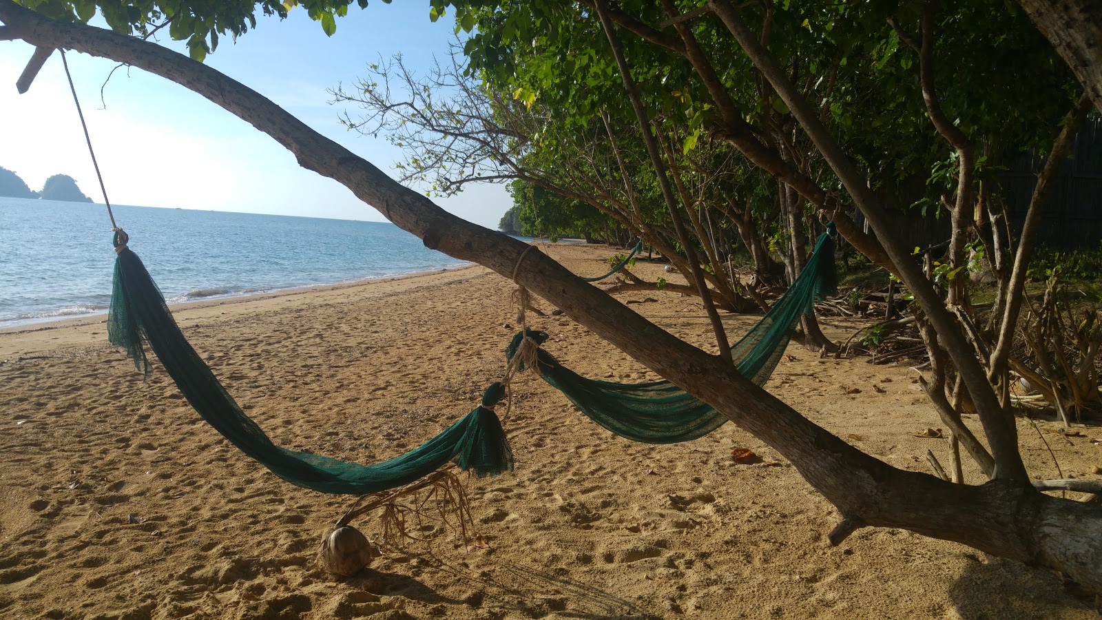 Foto von Lom Le Beach und die siedlung