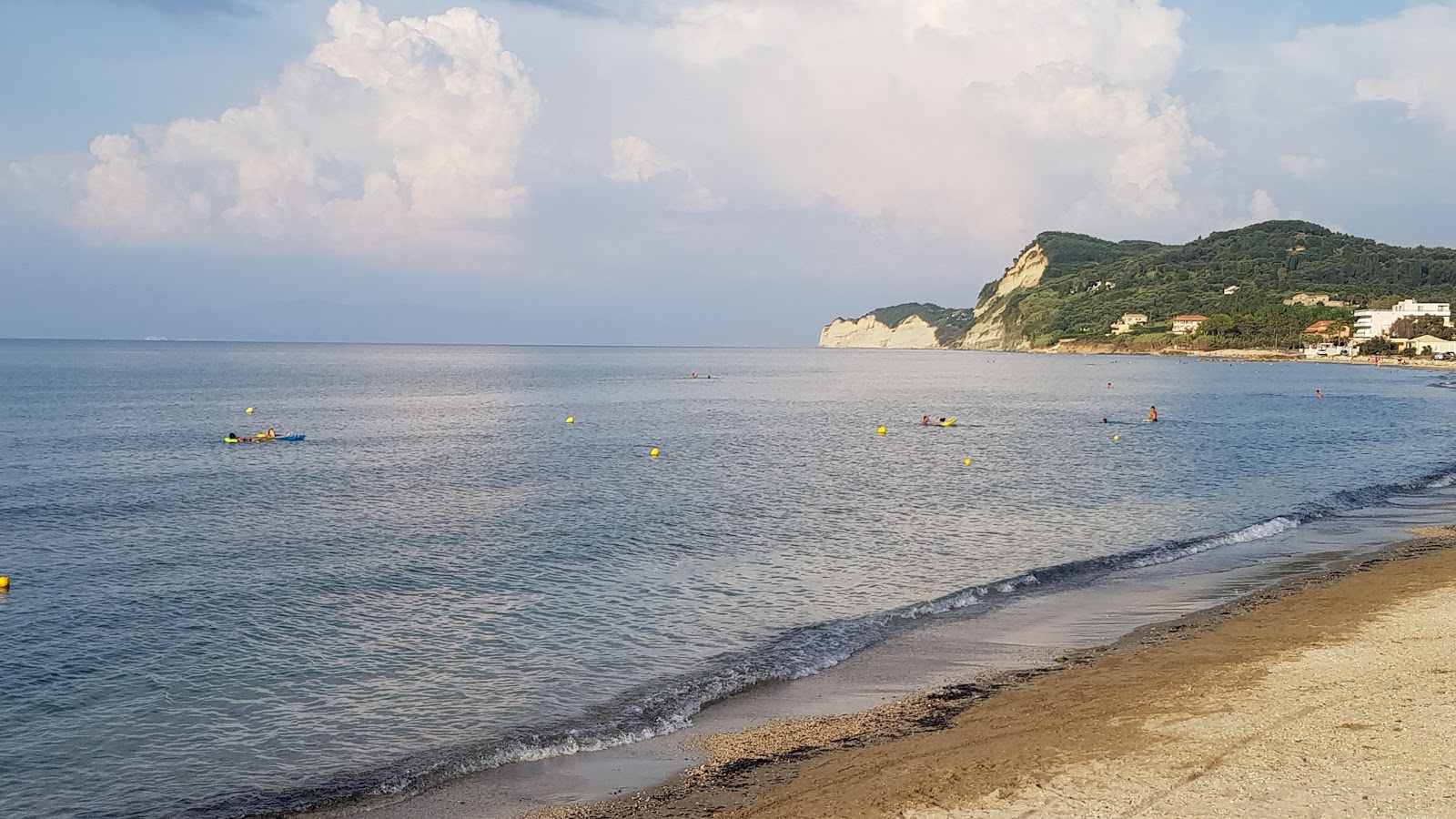 Foto von Sidari Strand und die siedlung