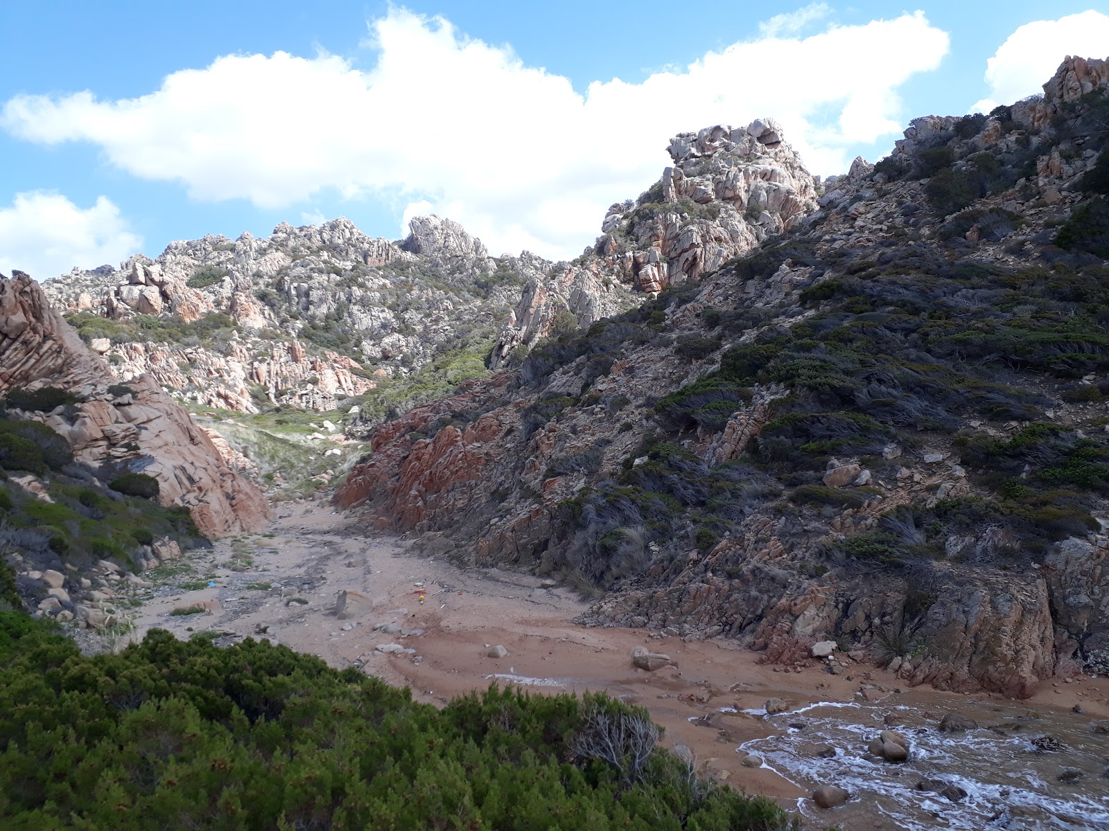 Spiaggia del Porto La Cruzitta'in fotoğrafı küçük koy ile birlikte