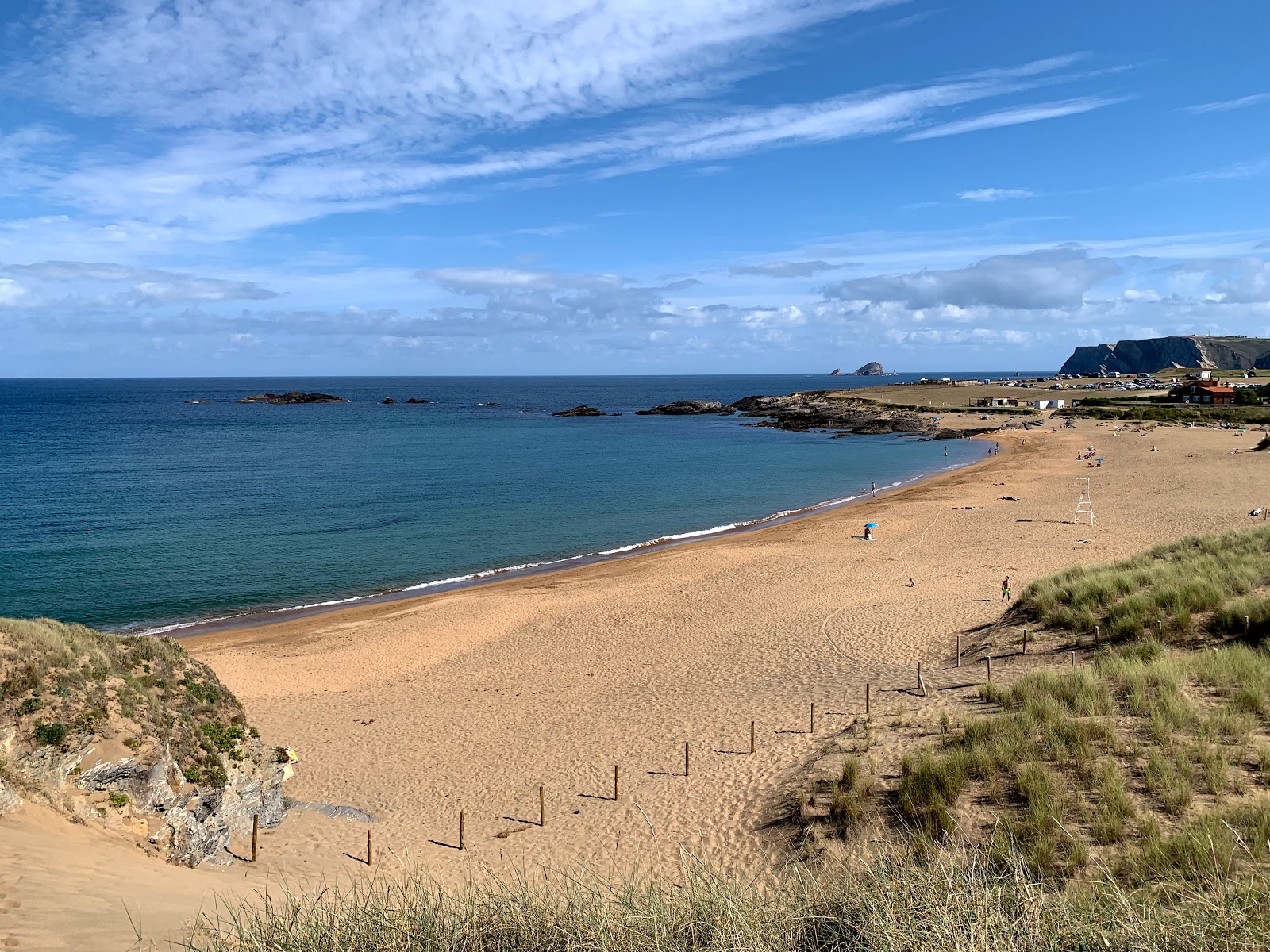 Fotografija Plaža Verdicio z svetel pesek površino