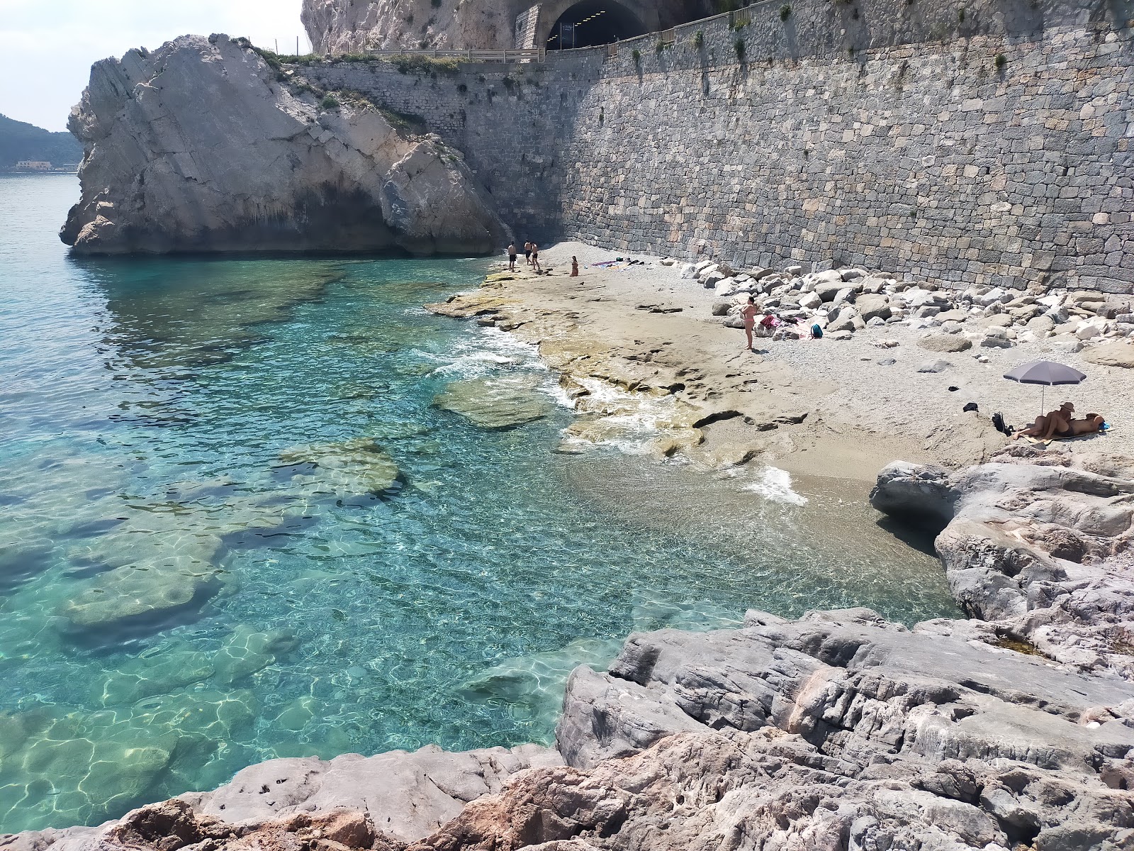 Fotografija Spiagge di Tueste z modra čista voda površino