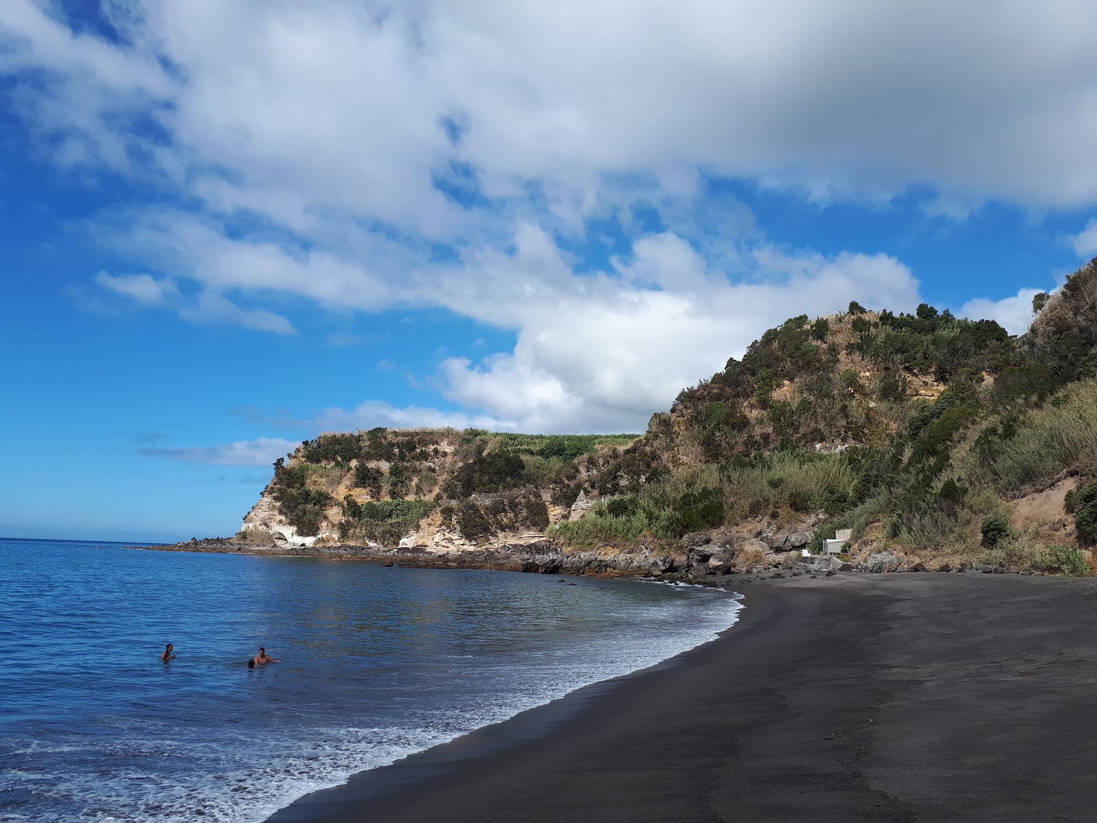 Praia Do Degredo的照片 带有碧绿色纯水表面