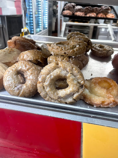 Donut Shop «Donut Hut», reviews and photos, 2025 W Magnolia Blvd, Burbank, CA 91506, USA