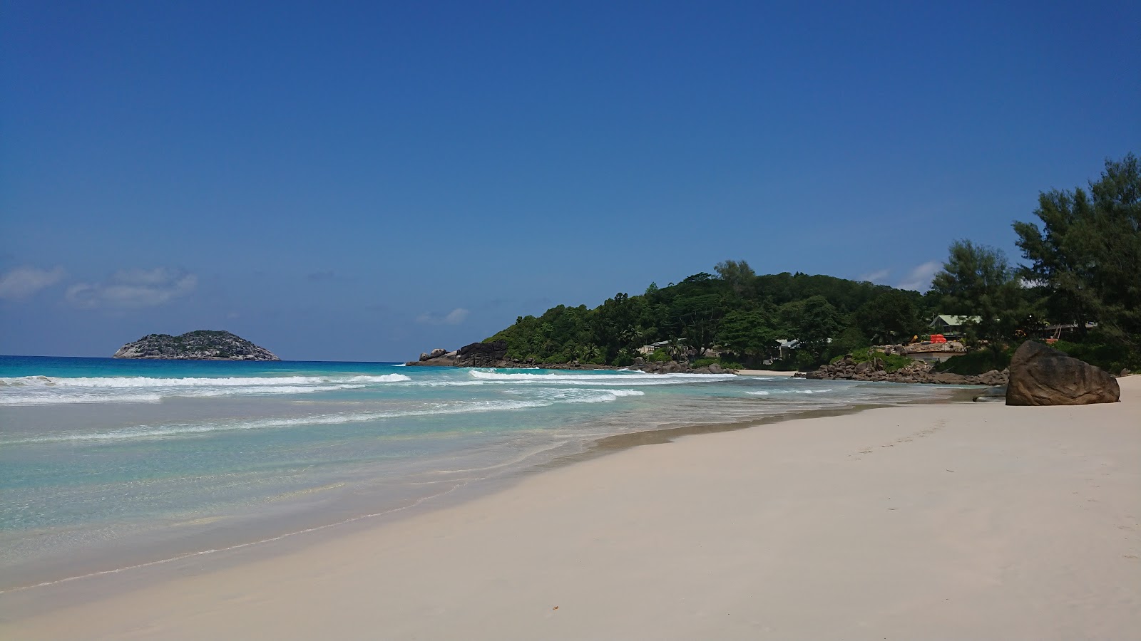 Foto van Maya Beach met helder zand oppervlakte