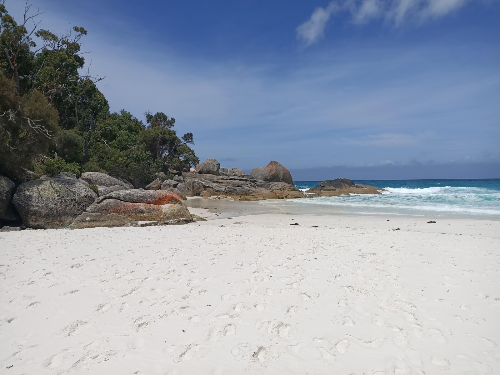 Little Waterloo Bay Beach'in fotoğrafı dağlarla çevrili