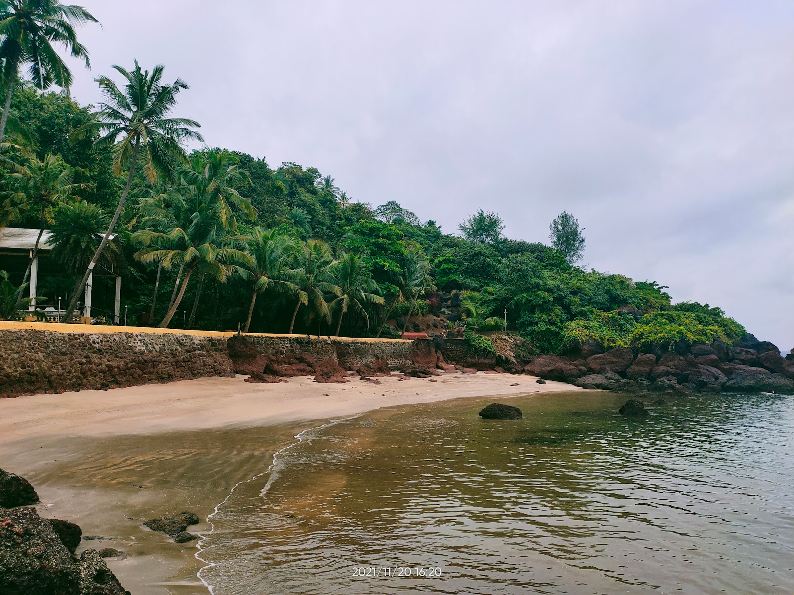 Photo de Dona Paula Beach avec plage spacieuse