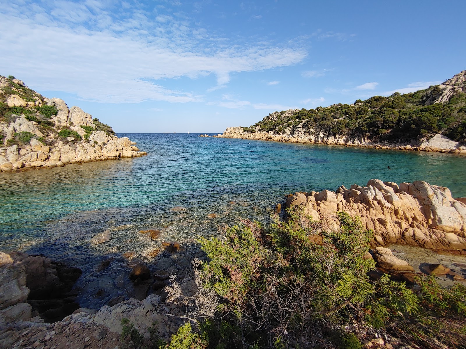 Foto van Spiaggia di Cala Brigantina en zijn prachtige landschap