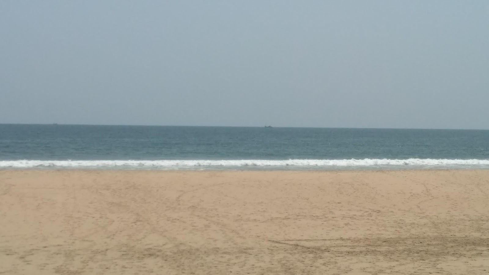 Valokuva Naval Beach Karwarista. sisältäen pitkä suora