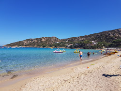 Cala Battistoni Plajı'in fotoğrafı geniş ile birlikte