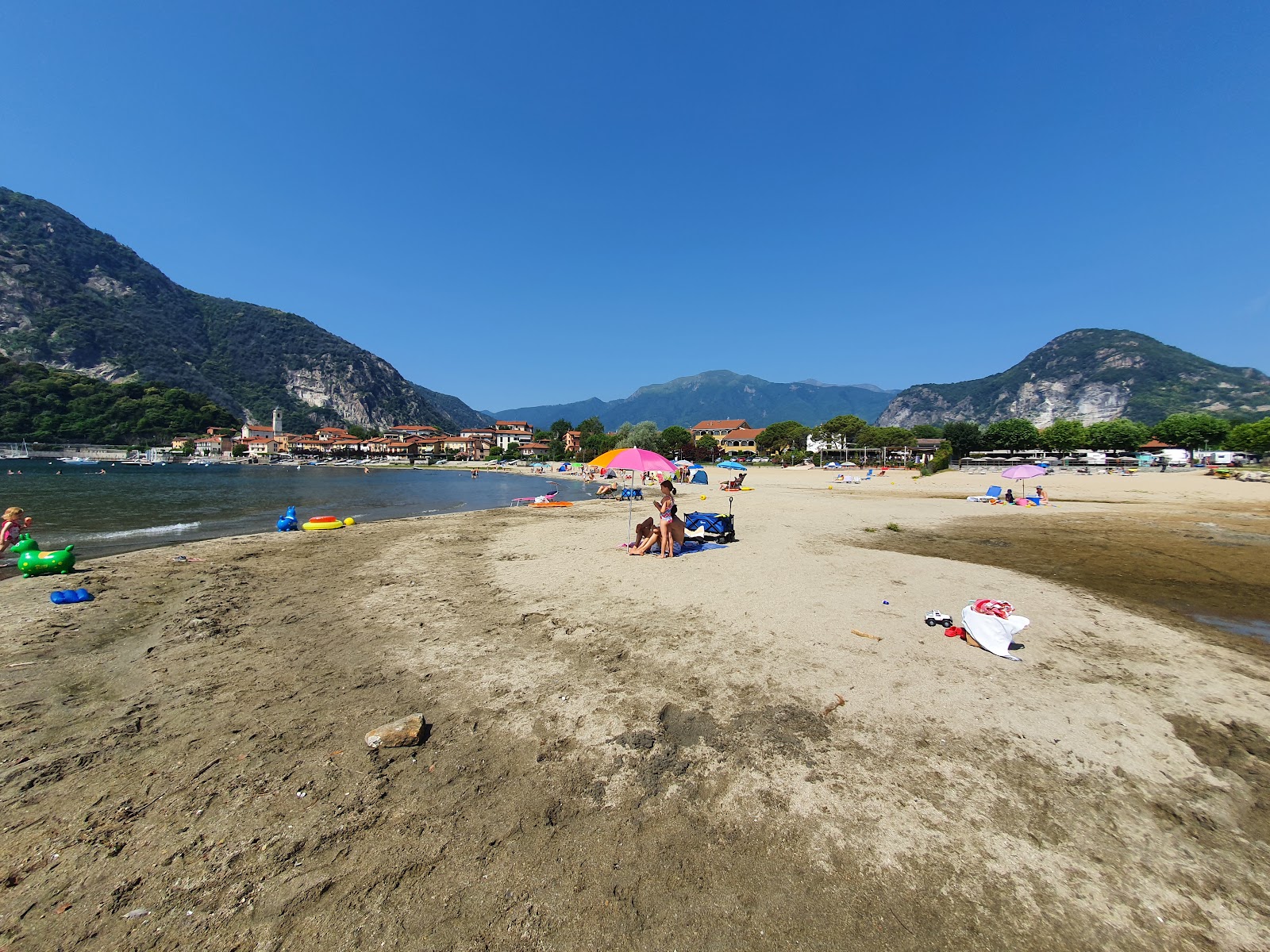 Fotografija Spiaggia Feriolo z svetel pesek površino