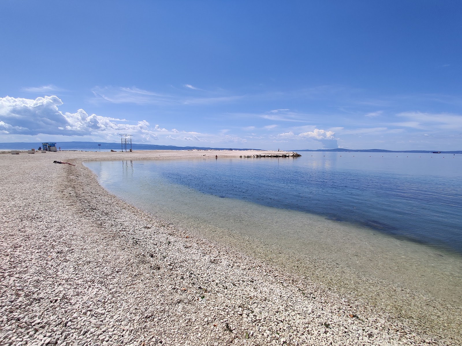 Trstenik beach的照片 带有碧绿色纯水表面