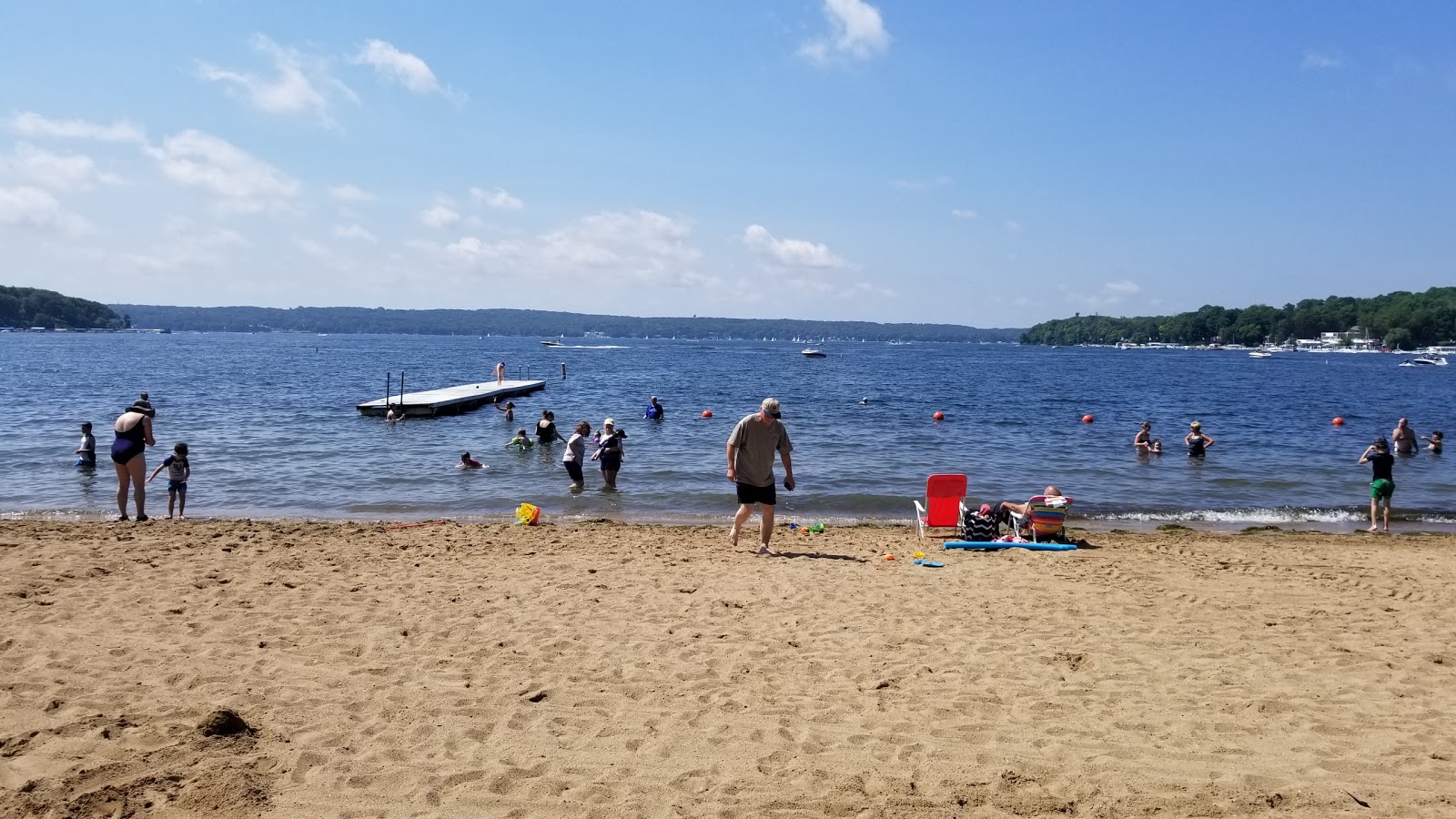 Williams Bay Beach'in fotoğrafı geniş bir kıyı şeridi ile birlikte