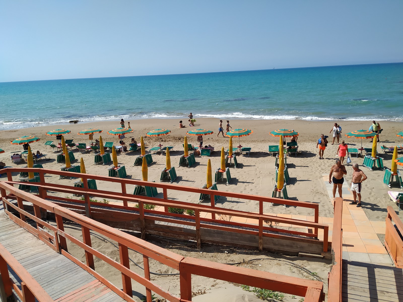 Foto von Spiaggia di Falconara und die siedlung