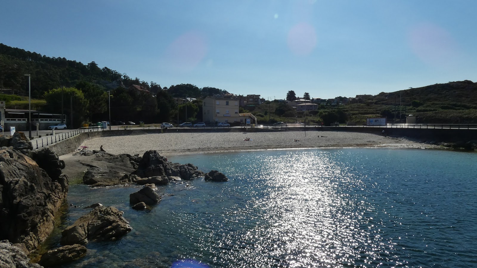 Photo de Praia de Fedorento protégé par des falaises