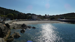 Photo de Praia de Fedorento protégé par des falaises