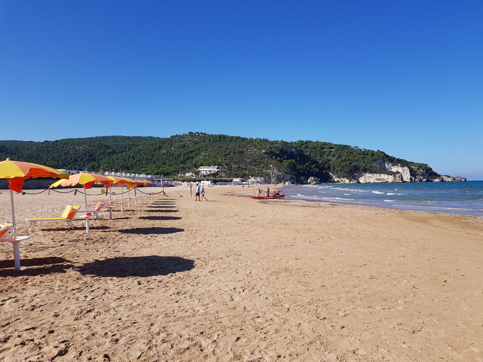 Peschici Plajı'in fotoğrafı dağlarla çevrili