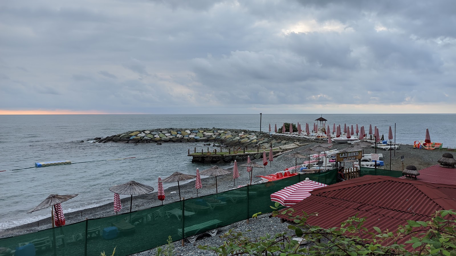 Photo de Arhavi Belediye Plaji protégé par des falaises