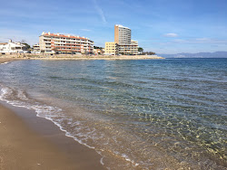 Photo de Platja de Riells avec baie spacieuse