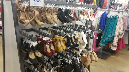 Shopping Mall «Riverpoint Center», reviews and photos, 1730 W Fullerton Ave, Chicago, IL 60614, USA