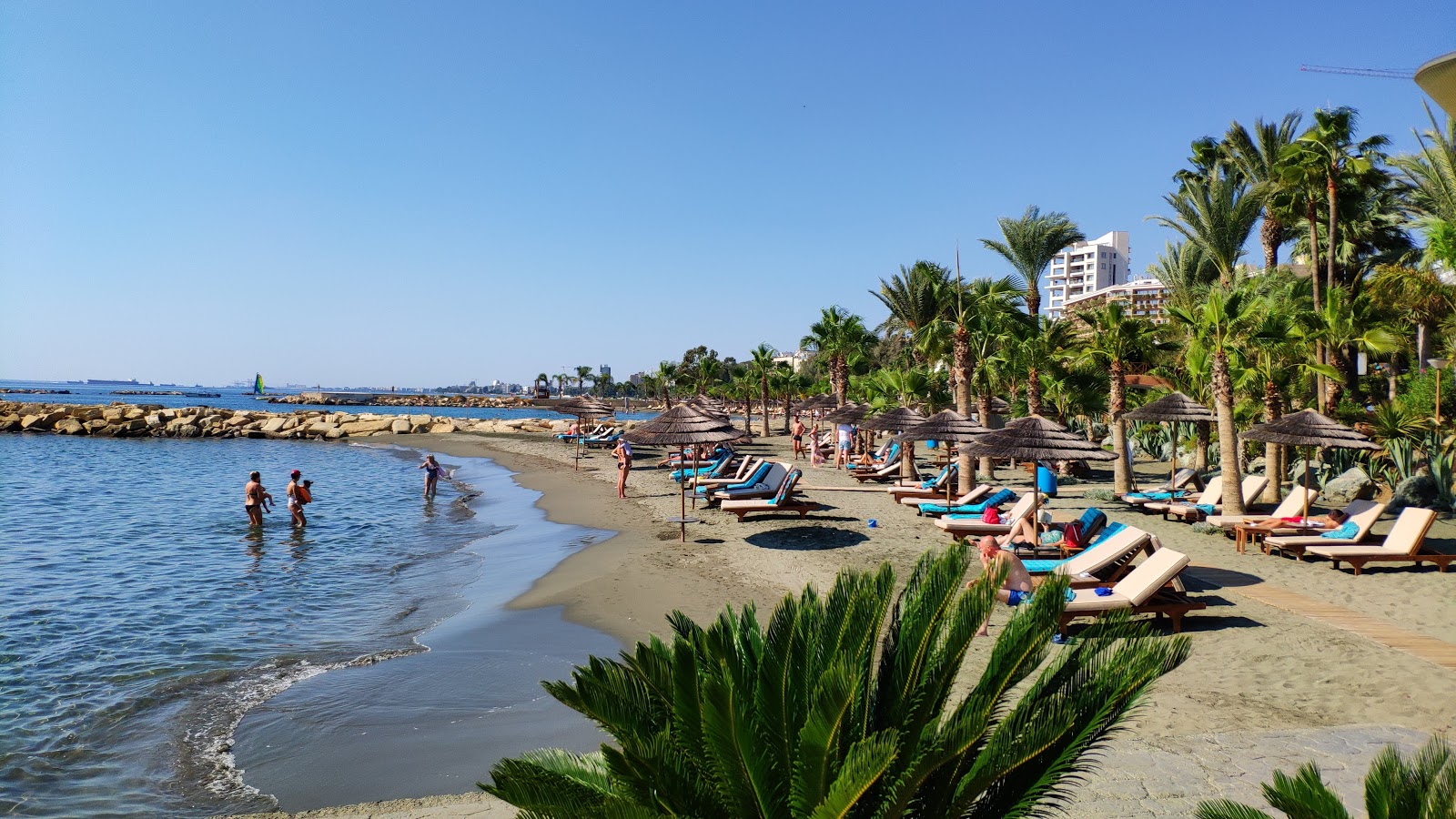 Foto di Amathus Beach con una superficie del sabbia grigia