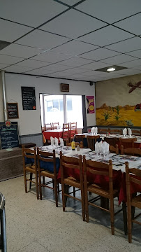 Atmosphère du Restaurant français Les Trois Casquettes à Neuville-Saint-Amand - n°2