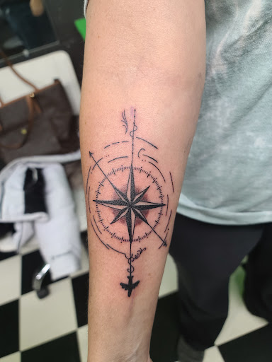 Tattoo Shop «Glass Ink Tattoo», reviews and photos, 2416 Pleasant Ave, Hamilton, OH 45015, USA