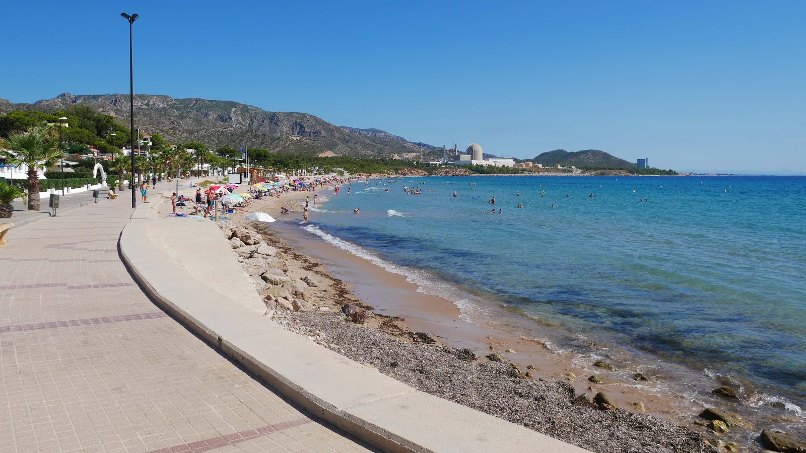 Almadrava Plajı'in fotoğrafı uzun koy ile birlikte