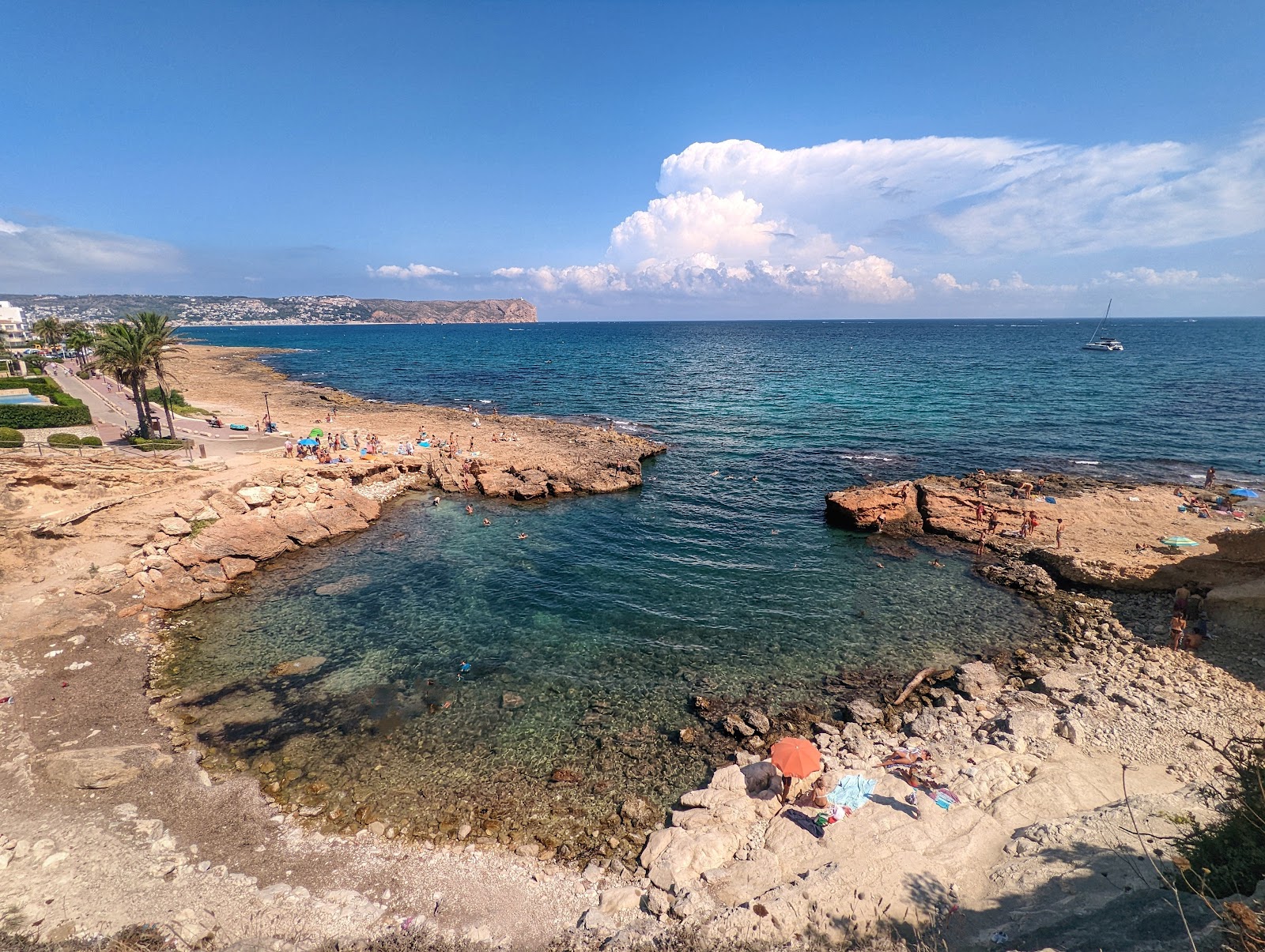 Fotografie cu Cala Blanca cu o suprafață de teren stâncos