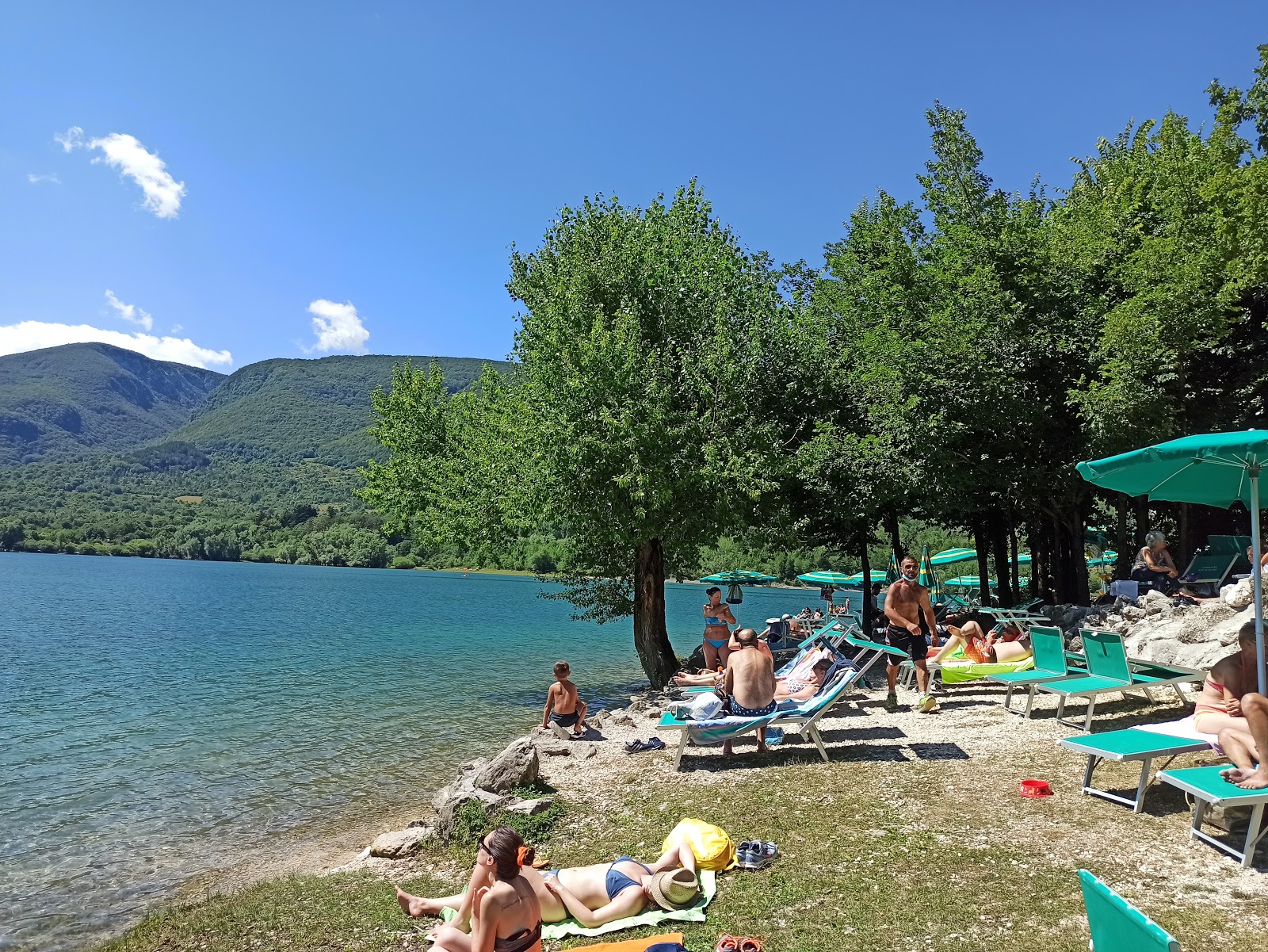 Spiaggia La Gravara - Lago di Barrea的照片 带有碧绿色水表面