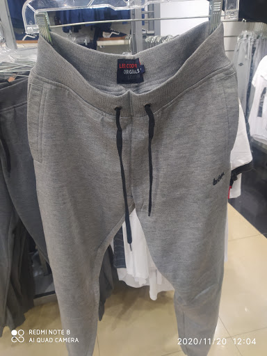 Stores to buy men's jeans Maracay