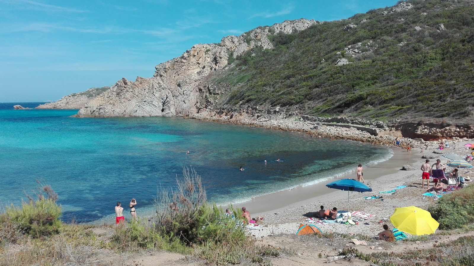 Zdjęcie Spiaggia Cala Sambuco z powierzchnią turkusowa czysta woda