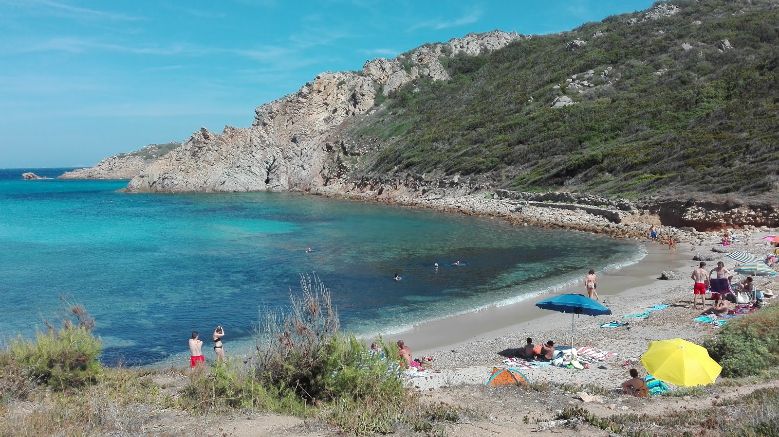 Foto de Spiaggia Cala Sambuco con agua cristalina superficie